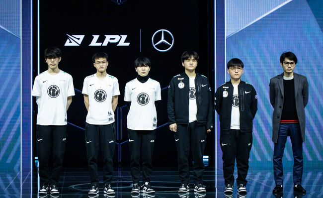 小球迷采访时哭着说罗梅罗是他的偶像，罗梅罗将球衣送给了他.