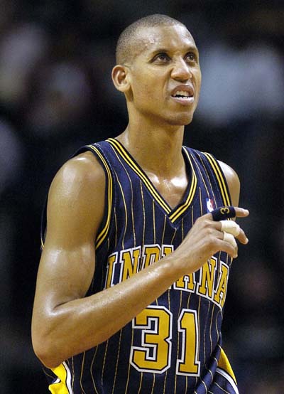 小球迷采访时哭着说罗梅罗是他的偶像，罗梅罗将球衣送给了他.